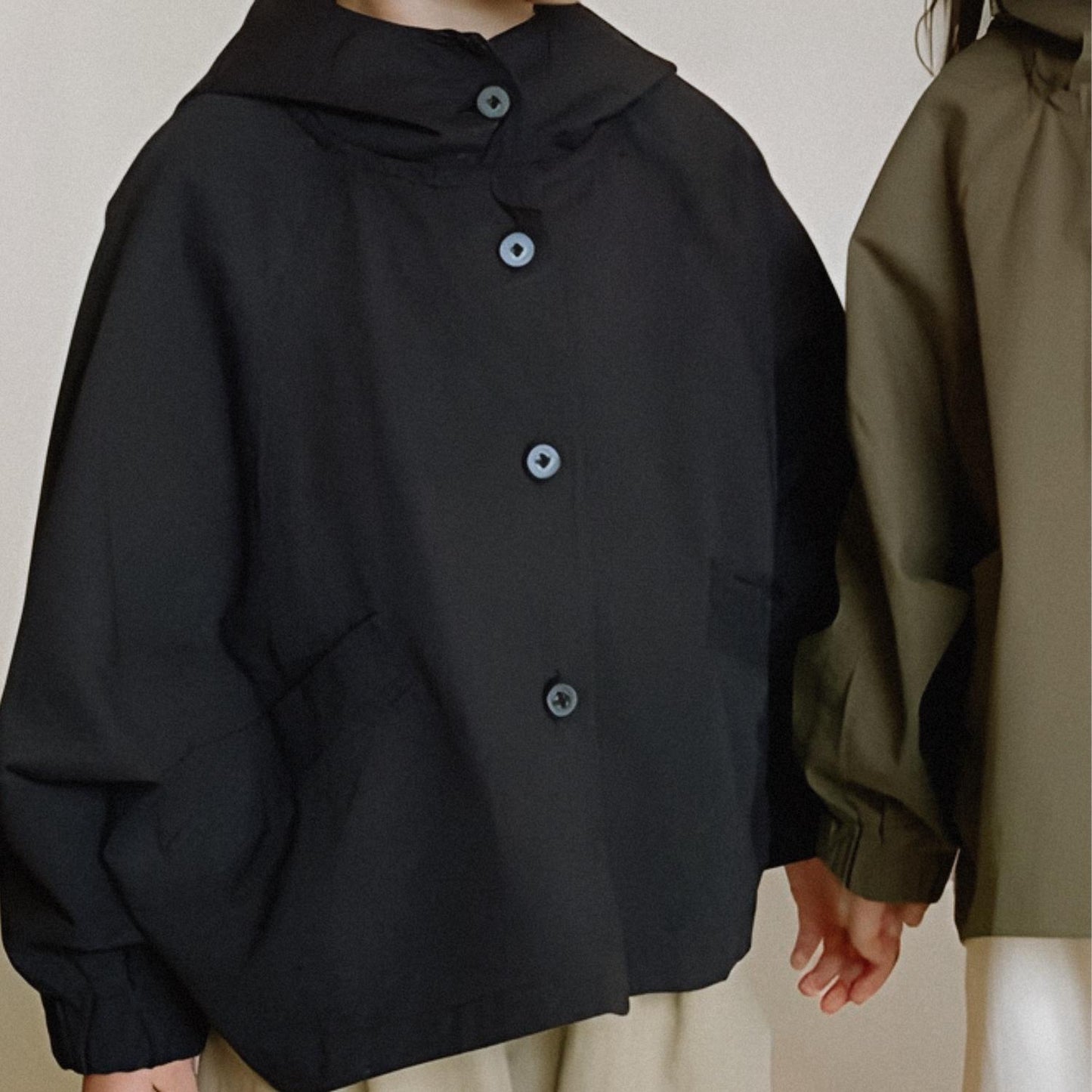 Veste imperméable boutonnée noire